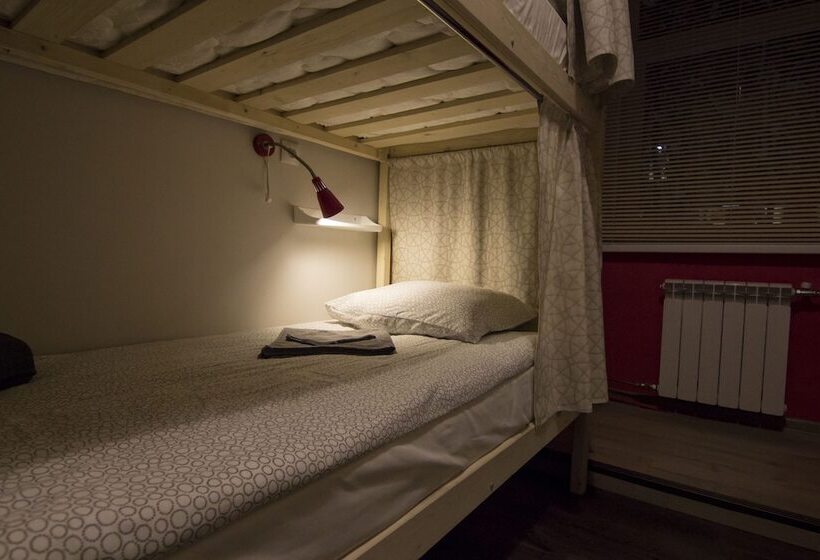 تختخواب در اتاق مشترک, Yagelhostel