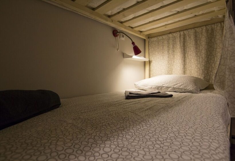 تختخواب در اتاق مشترک, Yagelhostel