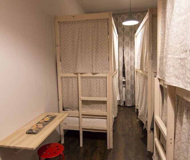 تختخواب در اتاق مشترک, Yagelhostel