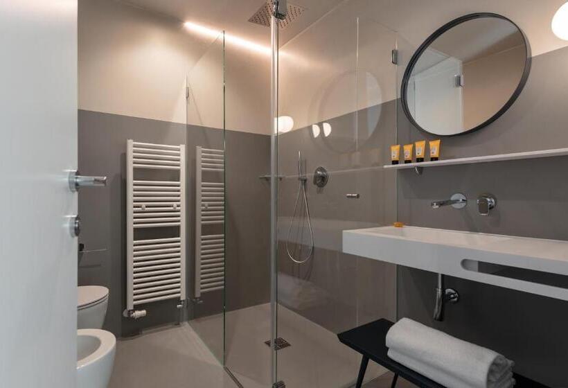 四人标准间, Velvet Grey Boutique