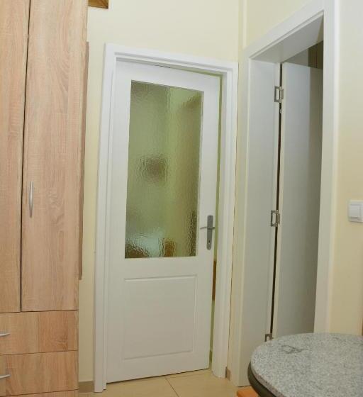 استودیو خانوادگی, B&b Passage