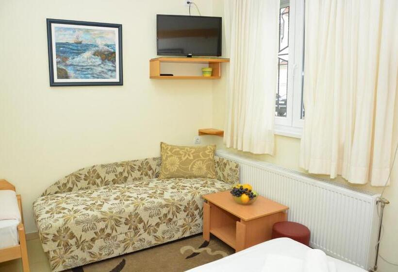 استودیو خانوادگی, B&b Passage