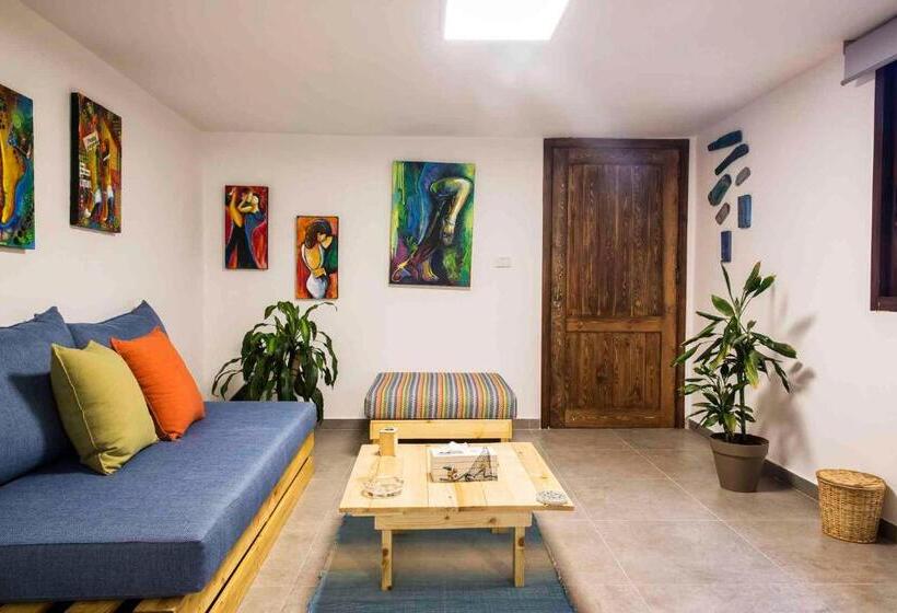 استودیوی استاندارد, Old Town Guest Houses