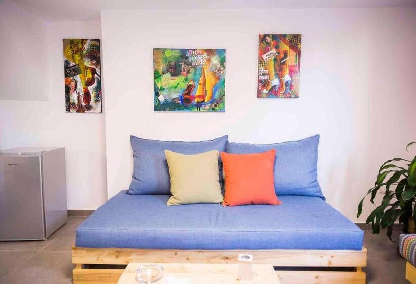 استودیوی استاندارد, Old Town Guest Houses