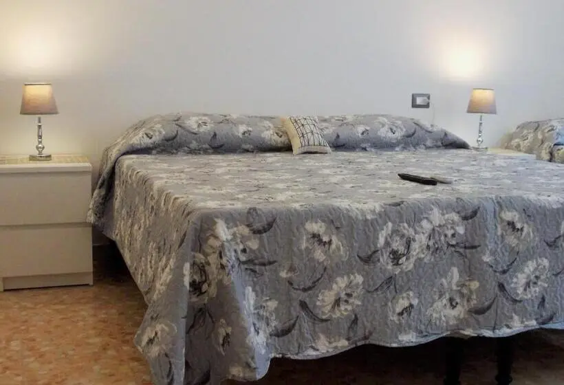 اتاق استاندارد سه نفره, Ostiense District B&b