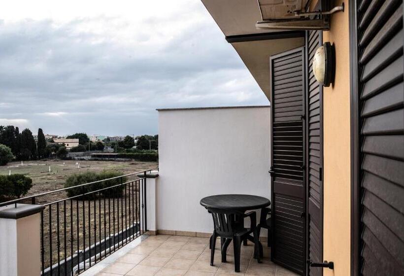 اتاق استاندارد چهارنفره با چشمانداز باغ, B&b Caravello