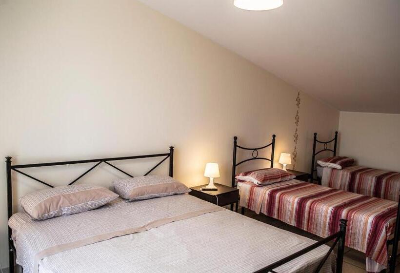 اتاق استاندارد چهارنفره با چشمانداز باغ, B&b Caravello