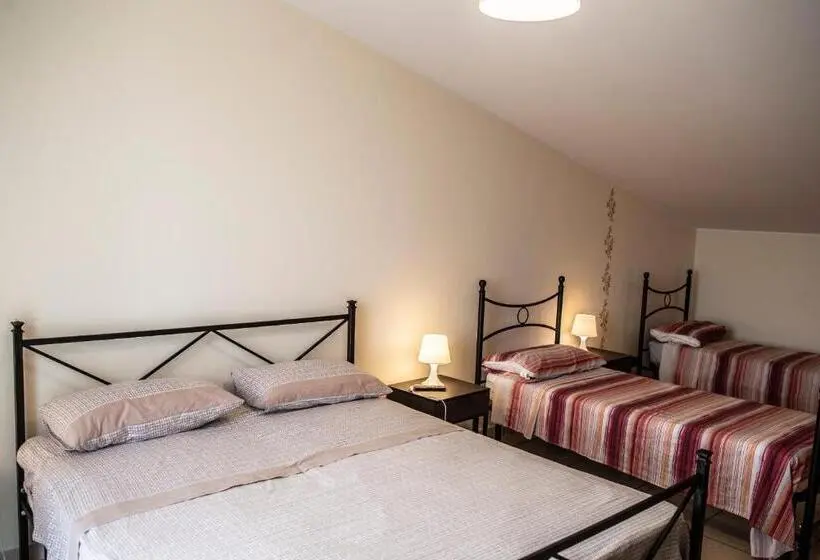 اتاق استاندارد چهارنفره با چشمانداز باغ, B&b Caravello