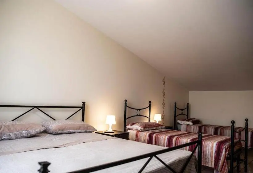 اتاق استاندارد چهارنفره با چشمانداز باغ, B&b Caravello
