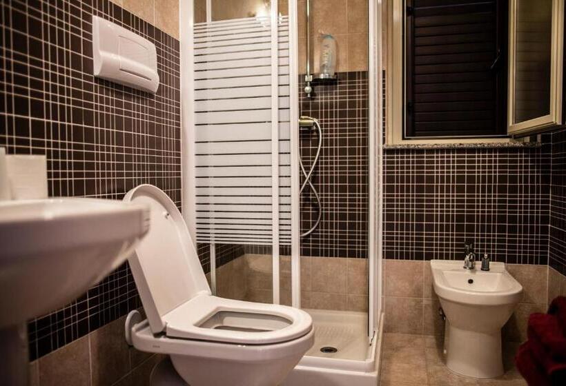 اتاق استاندارد چهارنفره با چشمانداز باغ, B&b Caravello