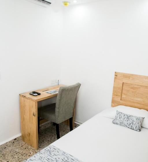 חדר סטנדרט יחיד, Booking 500