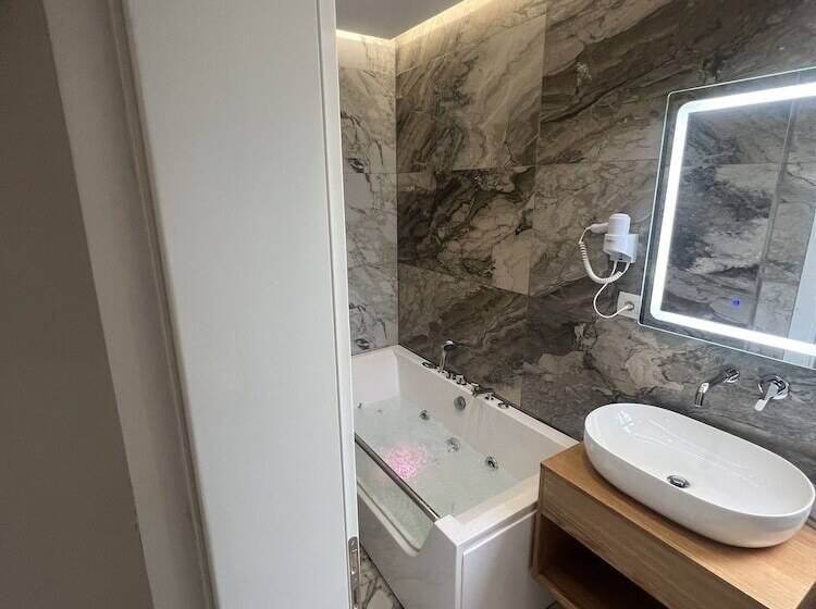 غرفة سوبيريور مزود بجاكوزى, Ilio Boutique