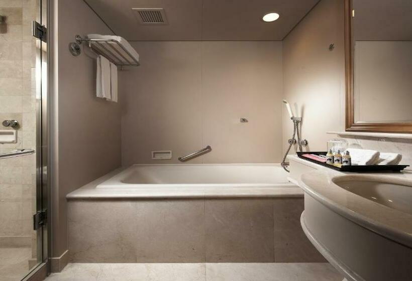 Quarto Familiar, Han Hsien International