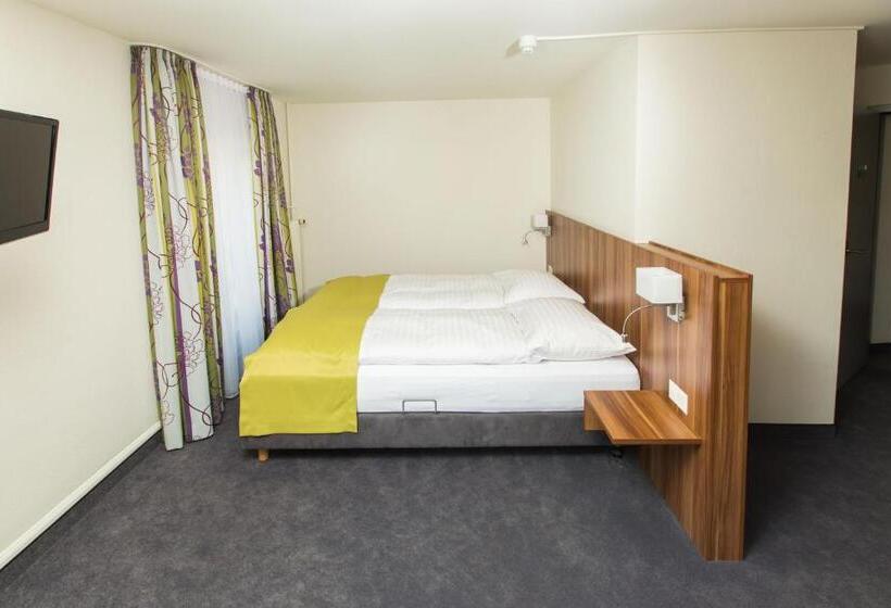 غرفة قياسية ثلاثية, Restaurant Resslirytti