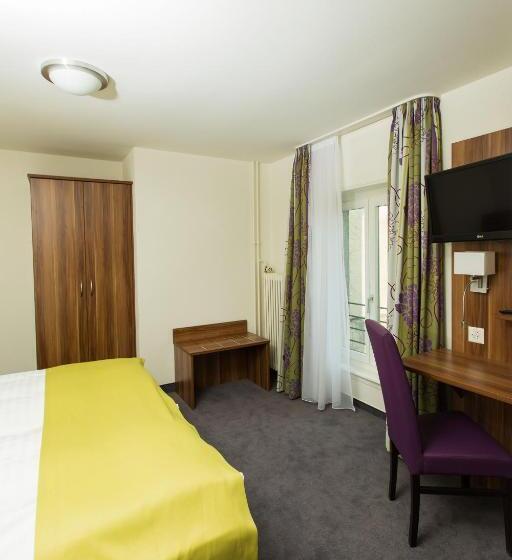 غرفة قياسية ثلاثية, Restaurant Resslirytti