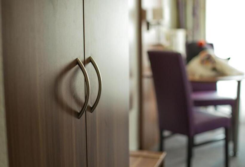 غرفة قياسية, Restaurant Resslirytti