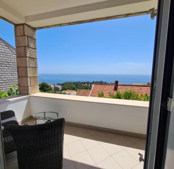 اتاق لوکس با بالکن و چشم‌انداز دریا, Bed And Breakfast Villa Klaic