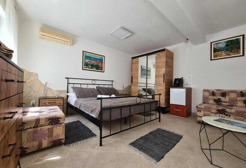 Номер Стандарт Вид на Бассейн, Bed And Breakfast Villa Klaic