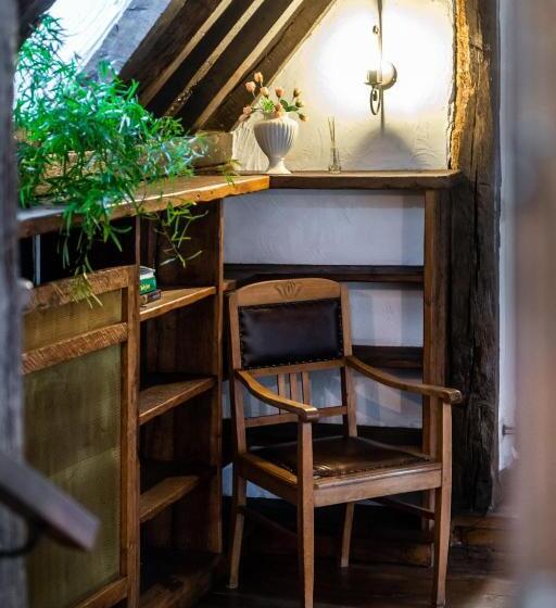 스탠다드 스튜디오, Rose House B&b