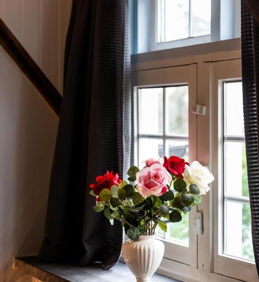 Студия Стандарт, Rose House B&b