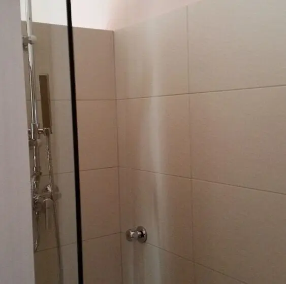 バス共有のスタンダードルーム, Gira Guest House