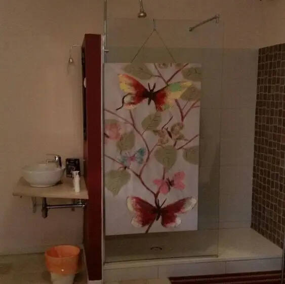 バス共有のスタンダードルーム, Gira Guest House