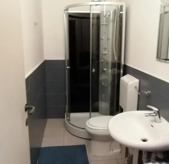 コンフォートトリプルルーム, Gira Guest House