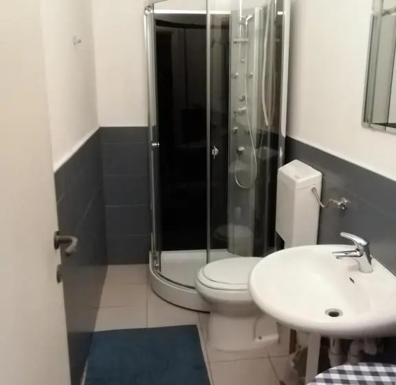 コンフォートトリプルルーム, Gira Guest House