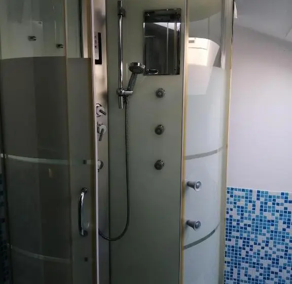 スタンダードトリプルルーム, Gira Guest House