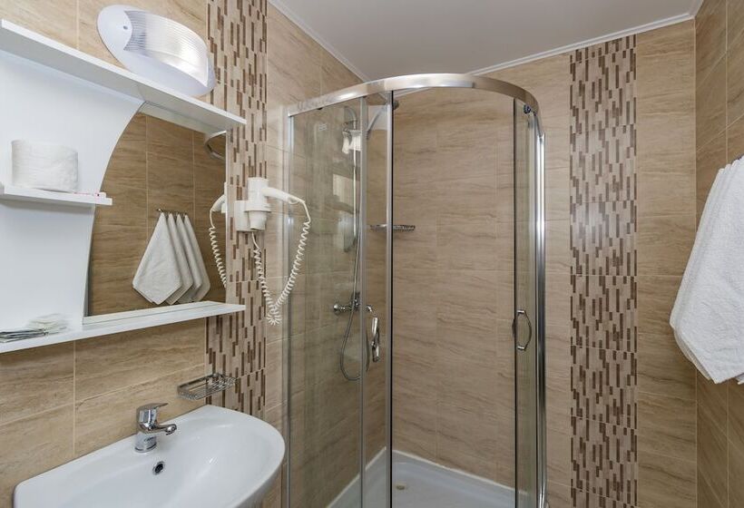 غرفة قياسية, City