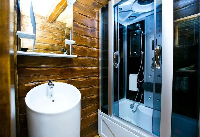 コンフォートルーム, Cherepanovs' Guest House