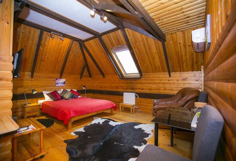 اتاق راحتی, Cherepanovs' Guest House