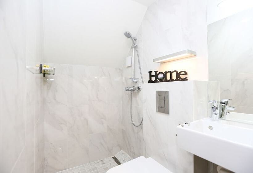 Семейный Номер, Cherepanovs' Guest House