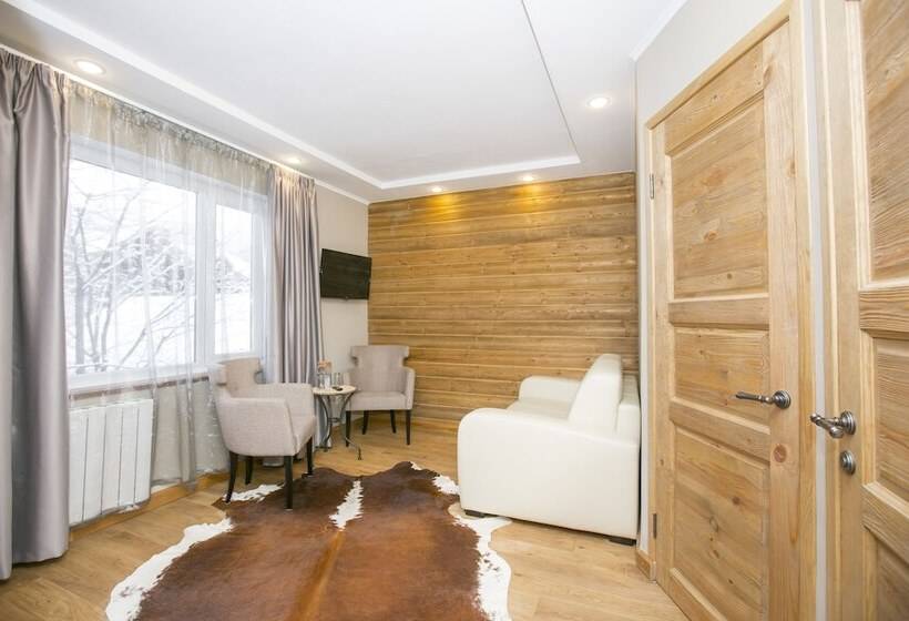 اتاق خانوادگی, Cherepanovs' Guest House