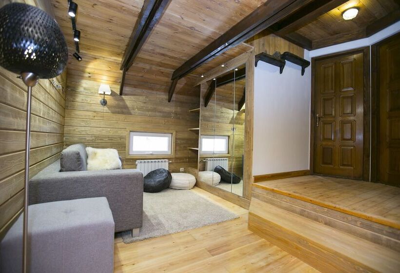 اتاق خانوادگی, Cherepanovs' Guest House