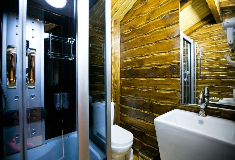 اتاق خانوادگی, Cherepanovs' Guest House