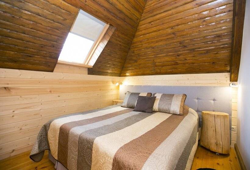 اتاق خانوادگی, Cherepanovs' Guest House