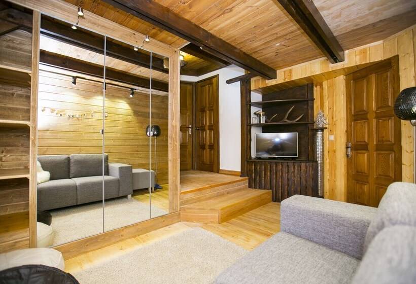 اتاق خانوادگی, Cherepanovs' Guest House