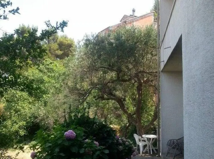 スタンダードスタジオ, Guest House Hvar Jelsa
