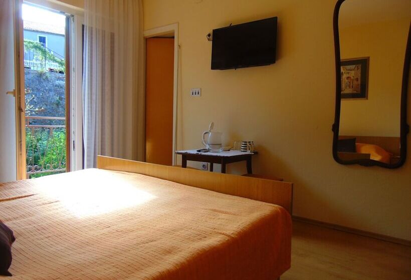 חדר סטנדרט נוף לגינה, Guest House Hvar Jelsa