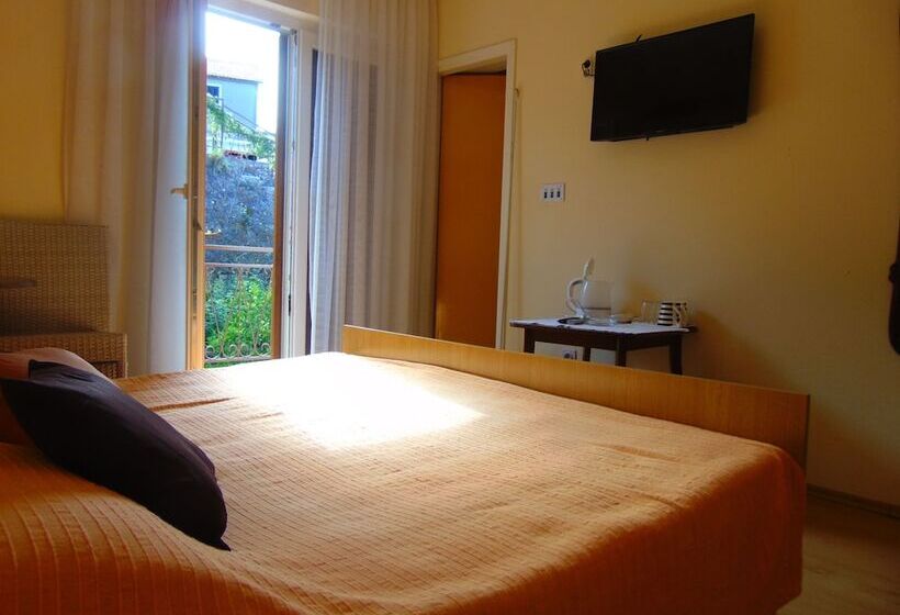 חדר סטנדרט נוף לגינה, Guest House Hvar Jelsa