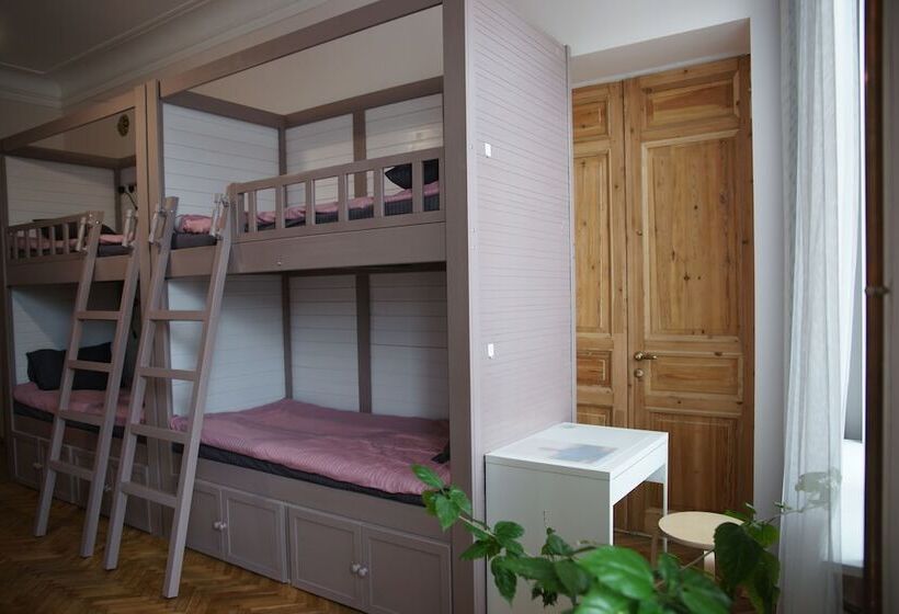 Cama em Quarto Compartilhado, Malevich Hostel