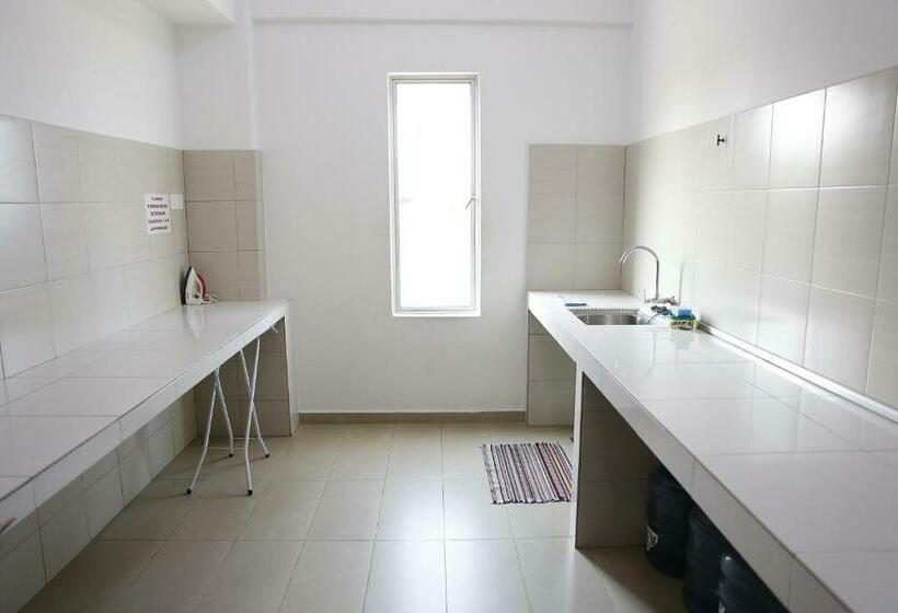 اتاق لوکس با بالکن و چشم‌انداز دریا, Mawar Villa