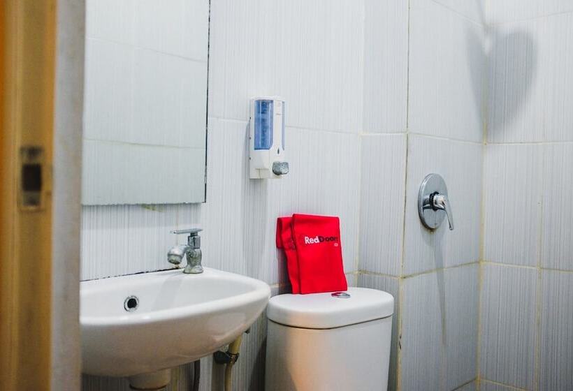 Номер Deluxe, Reddoorz Plus Near Mall Panakukang 2