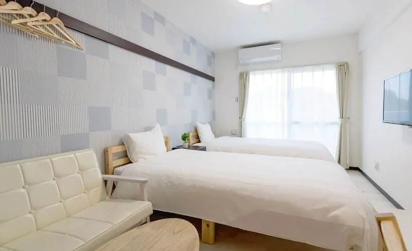 Standard-huone, Tomas Nago