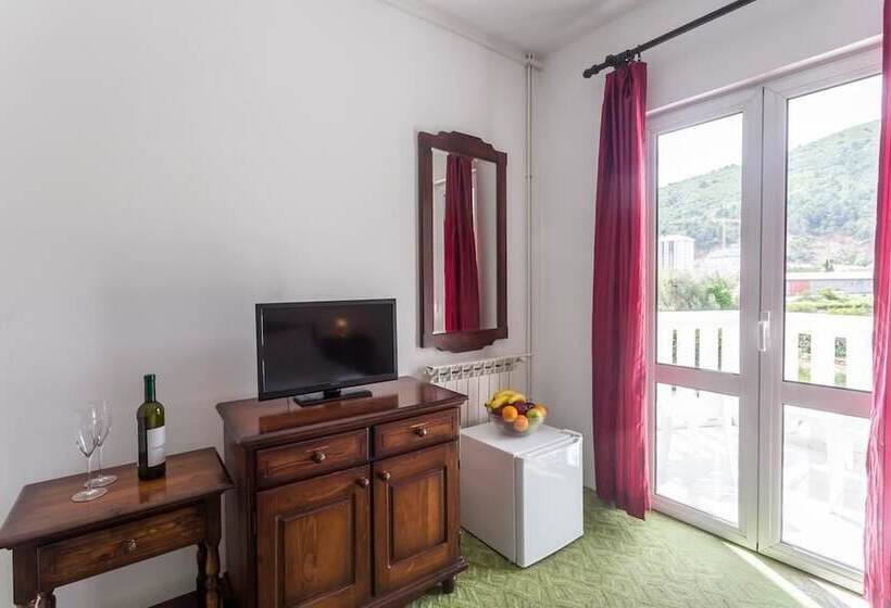 اتاق کلاسیک با تخت دوبل, Jovana