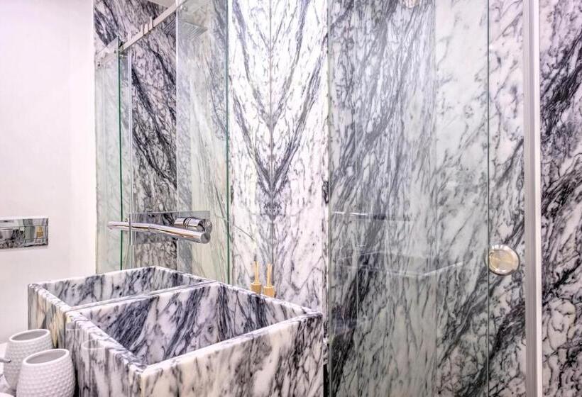 Camera Standard, Hola Lisbon Suites