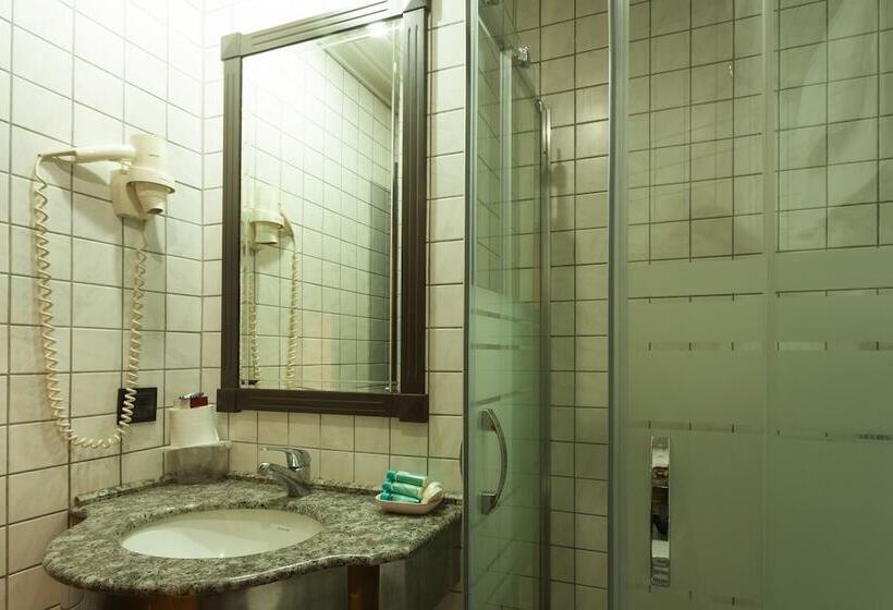 베이직 3인 룸, Balikcilar