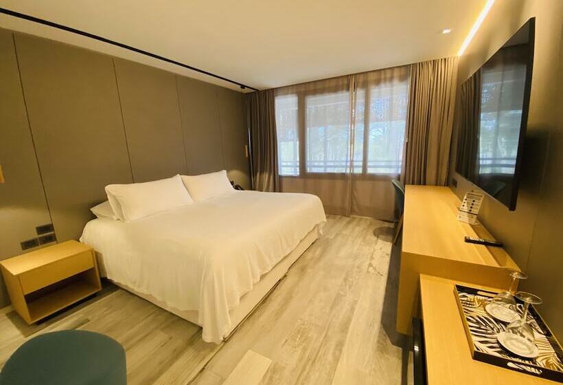 استودیوی استاندارد, La Capilla  Punta Del Este