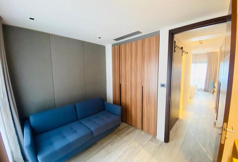 سوییت جونیور, La Capilla  Punta Del Este